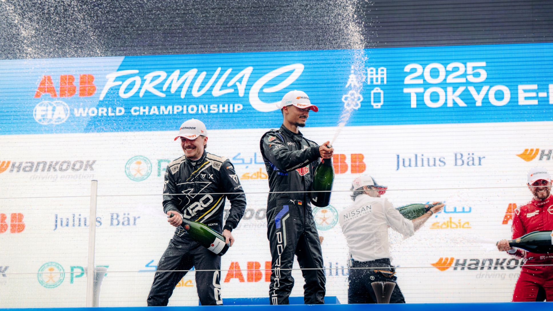 Dan Ticktum, piloto del equipo Cupra Kiro, y Pascal Wehrlein, piloto oficial del equipo TAG Heuer Porsche de Fórmula E (i-d), E-Prix de Tokio, 2025, Porsche AG