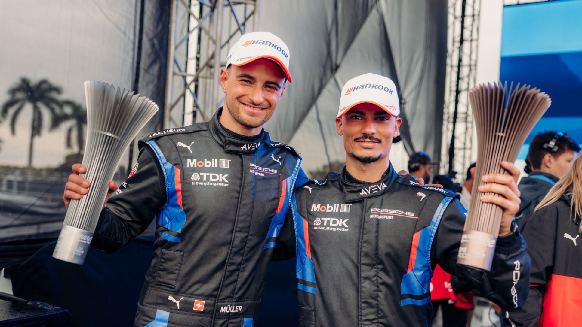 Nico M&uuml;ller y Pascal Wehrlein (i-d), pilotos oficiales del equipo Porsche F&oacute;rmula E, E-Prix de Miami, 2026, Porsche AG