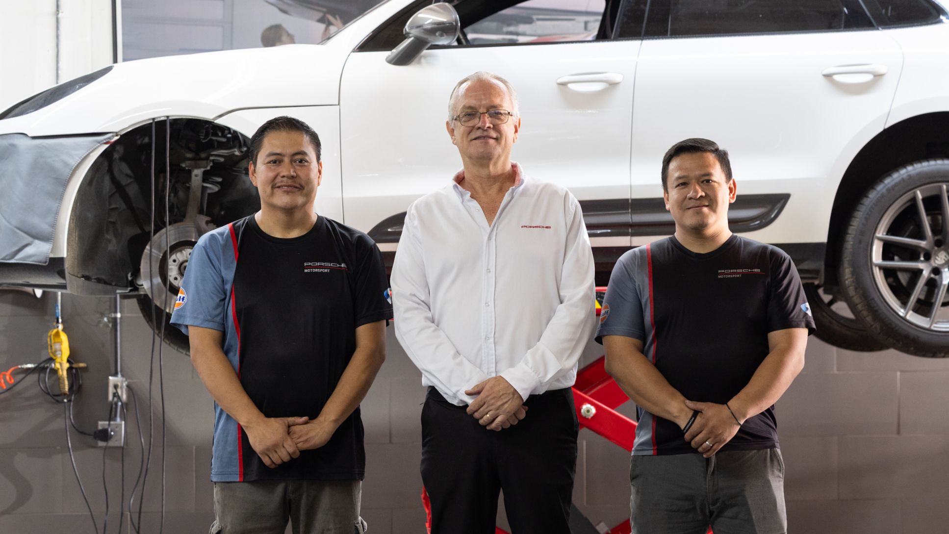 De izquierda a derecha: Gustavo Monz&oacute;n, T&eacute;cnico Porsche Certificado; Christian Feucht, Gerente de Posventa; y Cristian Ordo&ntilde;ez, T&eacute;cnico Porsche Certificado.