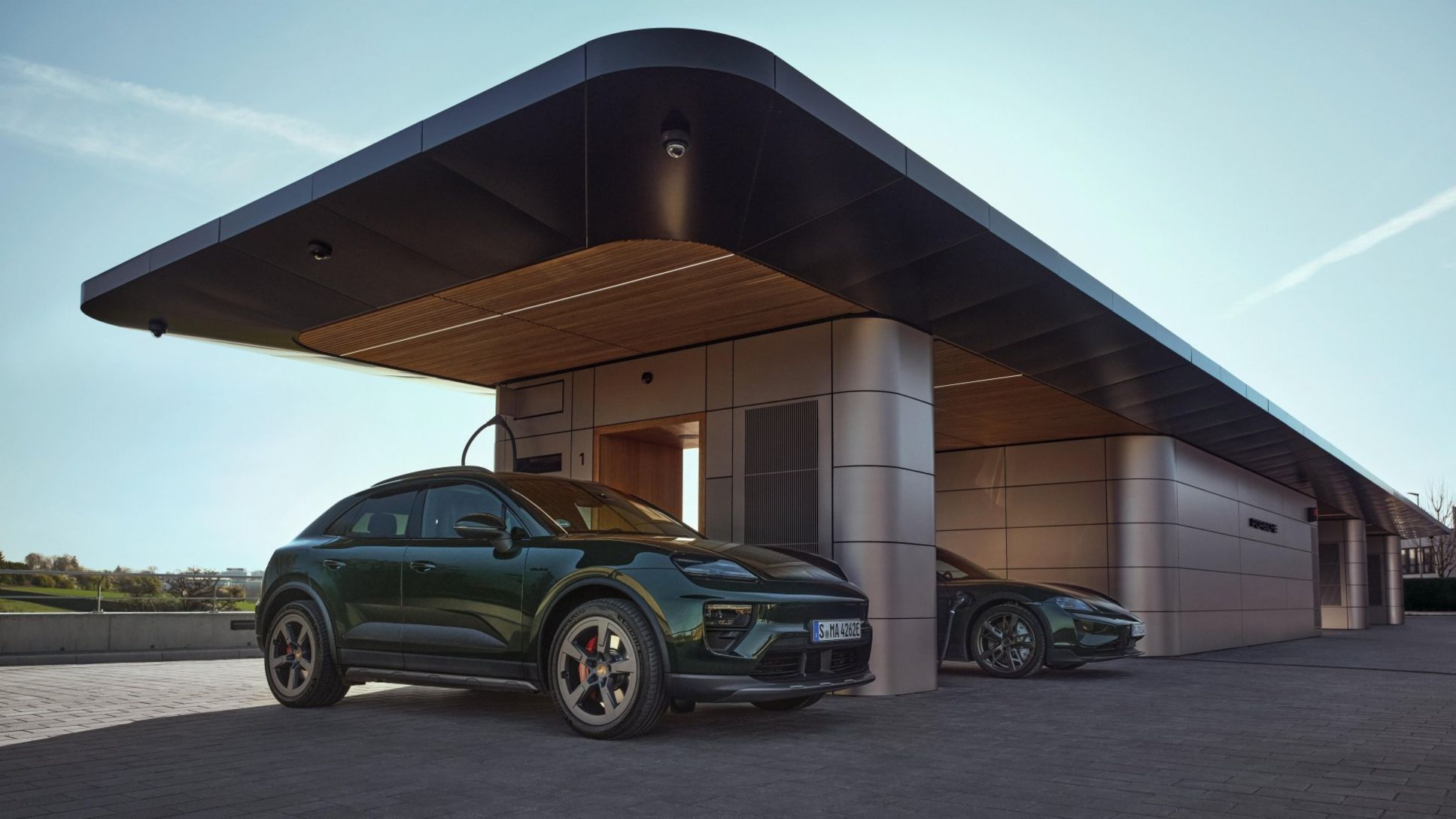 Macan 4S Electric, Taycan Turbo Cross Turismo, Porsche Charging Lounge Leonberg, 2025, Porsche AG