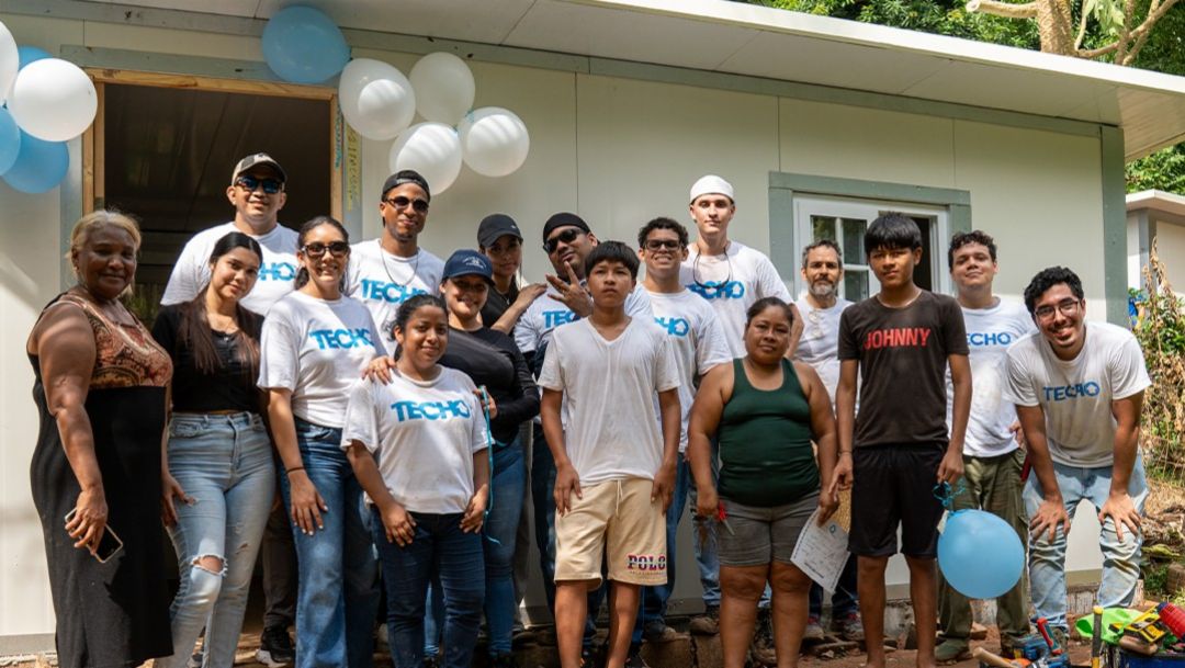 Porsche Panamá celebra una década de alianza con TECHO mediante la construcción de una nueva vivienda