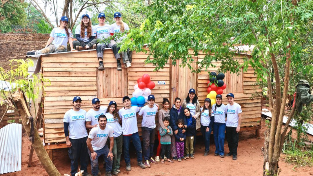 Porsche impulsa acciones solidarias junto a TECHO con la donaci&oacute;n de 15 viviendas de emergencia en Paraguay
