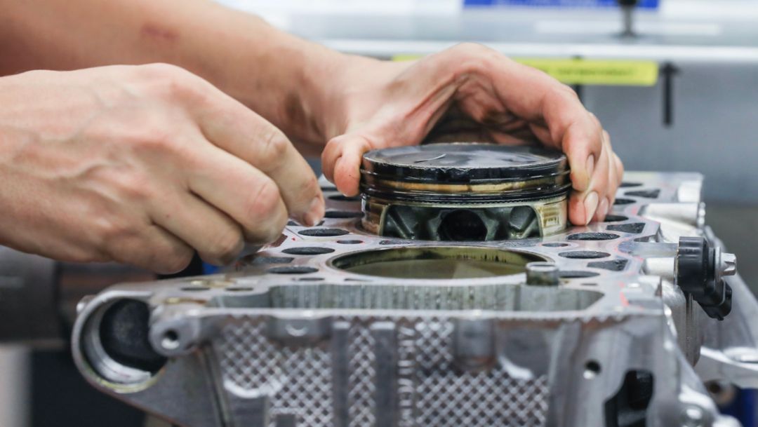 Pistons from the 3D printer, 2020, Porsche AG