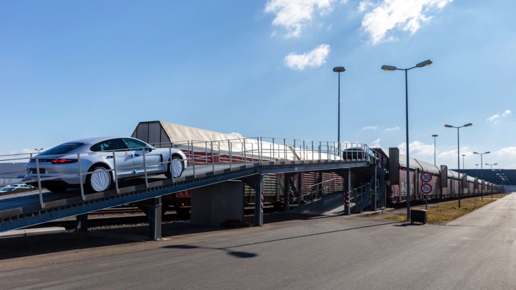 Tren logístico, energía renovable, transporte de vehículos, Porsche Panamera, 2022, Porsche AG