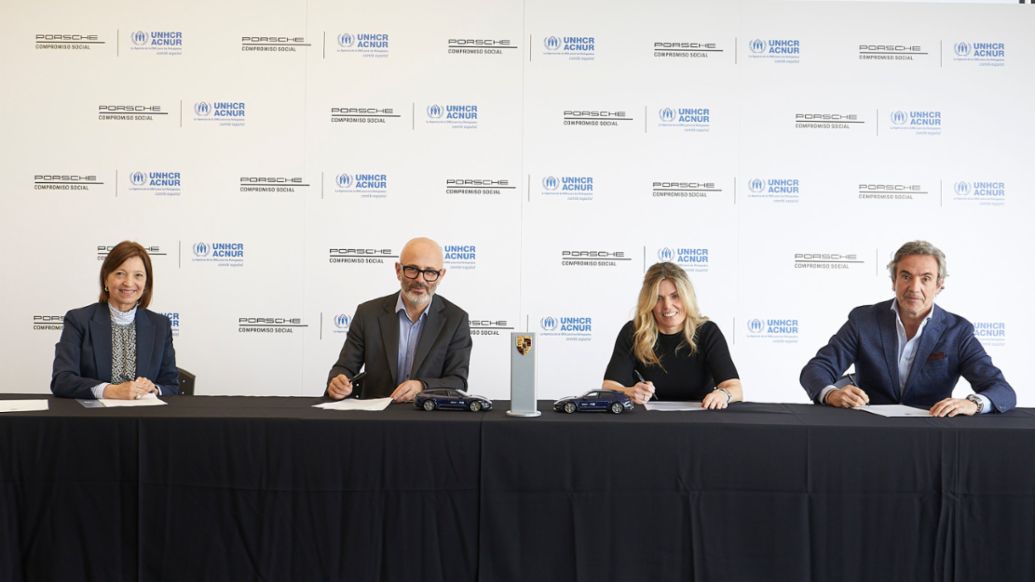 Mª Belén Camba Barbolla, Directora de Proyectos Institucionales del Comité Español de ACNUR, Francesco Sciacca, Director General del Comité Español de ACNUR, Julia Bosch, Directora Financiera de Porsche Ibérica, Tomás Villén, Director General de Porsche Ibérica (i-d), colaboración Porsche Ibérica - ACNUR para el programa "Emergencia en Ucrania", 2022, Porsche Ibérica