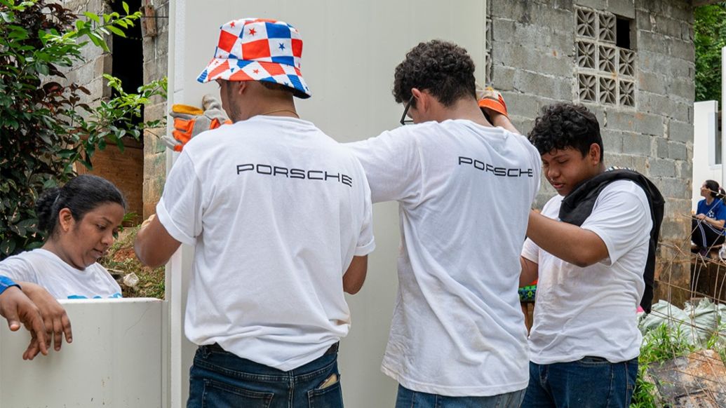 Equipo de voluntarios de Porsche Panam&aacute; y TECHO, Cerro Silvestre, Arraij&aacute;n, Panam&aacute;, 2026.