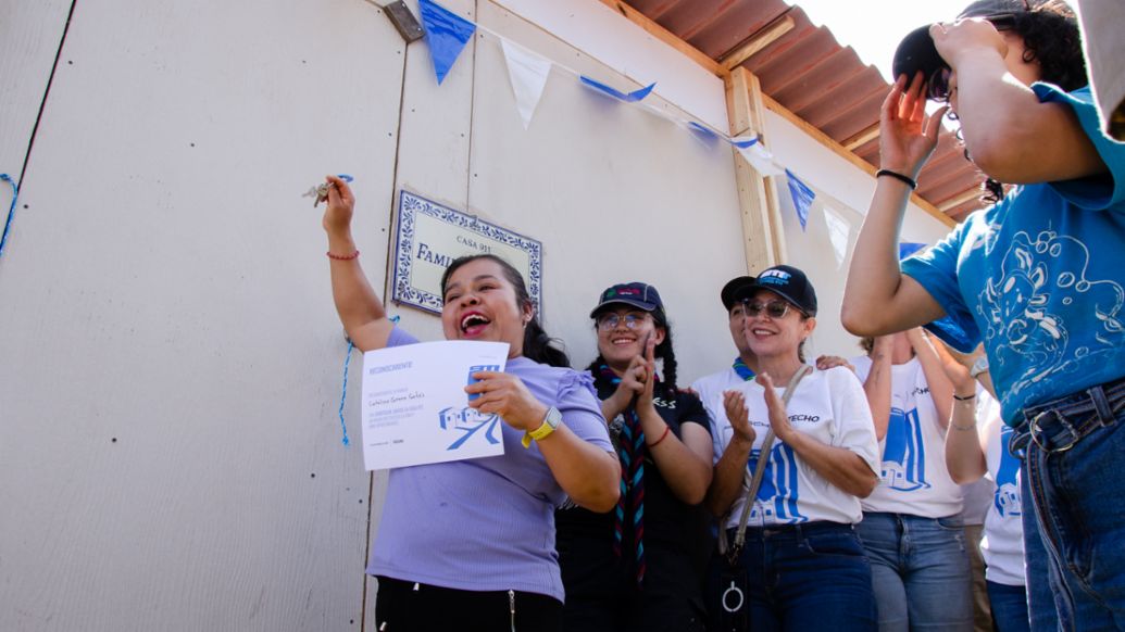 Catalina Carrera recibe las llaves y el certificado de la casa 911 construida por voluntarios de Porsche Latin America y TECHO, Paraje la Quebradora, M&eacute;xico, 2026, Porsche AG