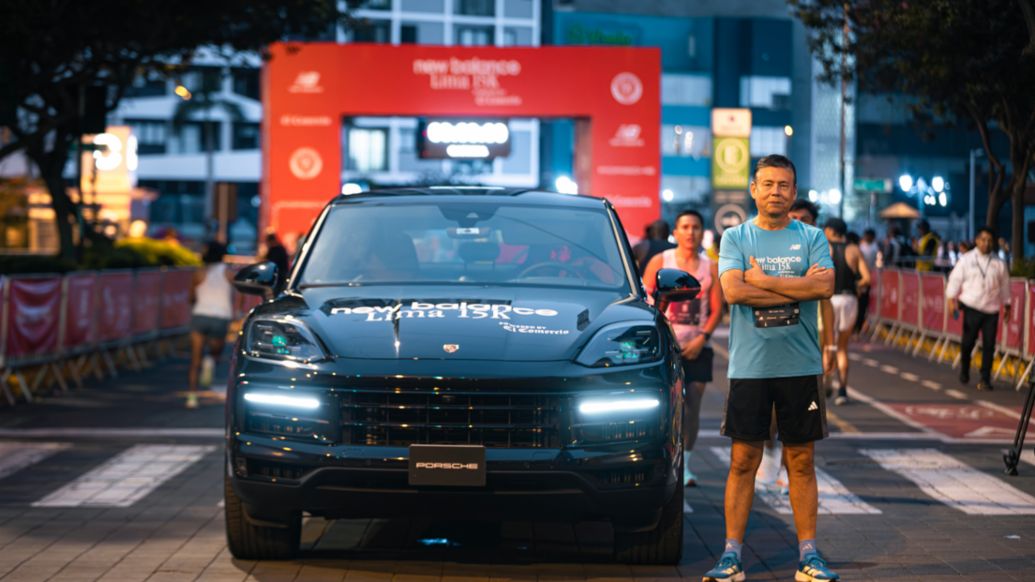 Freddy Cami&ntilde;a, gerente de Postventa de Porsche Per&uacute;, junto al Porsche Cayenne Coup&eacute; antes de la partida de la carrera New Balance Lima 15K powered by El Comercio. Lima, Per&uacute;. Porsche AG.