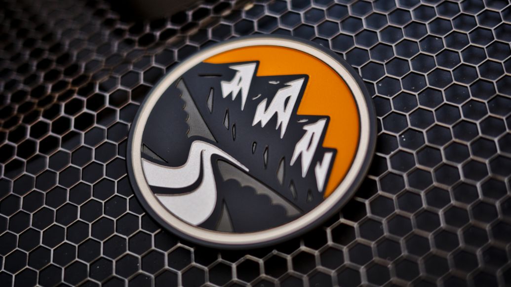 Il badge realizzato appositamente spicca sulla griglia del cofano posteriore