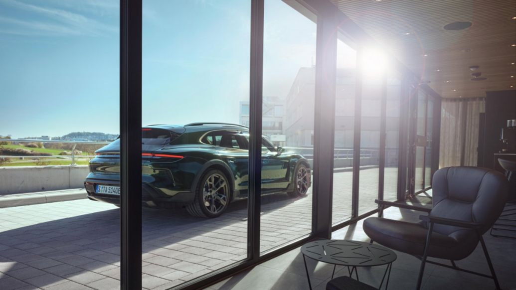 Taycan Turbo Cross Turismo, Porsche Charging Lounge Leonberg, 2025, Porsche AG