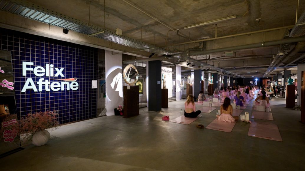 O sesiune de Yoga printre opere de artă, comunicat de presă, 26/06/2026, Porsche AG