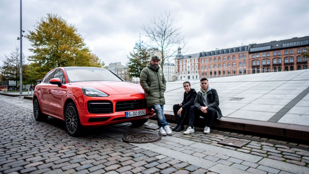 Niko Hüls, Mads Halling Gebuhr, Mathias Halling Gebuhr, l-r, Cayenne S Coupé, Roadtrip Back2Tape, Kopenhagen, 2020, Porsche AG
