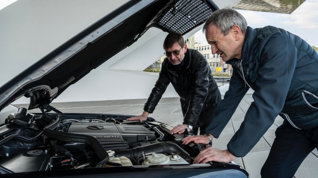 Michael Hölscher, Projektleiter Entwicklung, Michael Mönig, Prototypenmanagement, l-r, Mercedes-Benz 500 E, 2021, Porsche AG