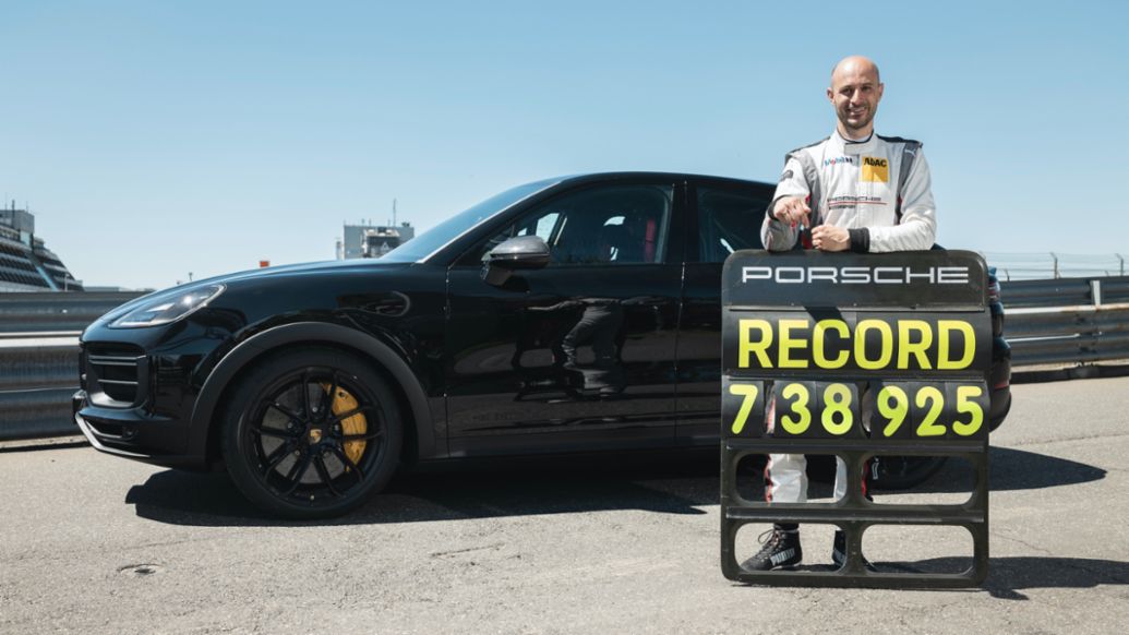 Lars Kern, piloto de pruebas de Porsche, prototipo del Cayenne, Nürburgring Nordschleife, 2021, Porsche AG