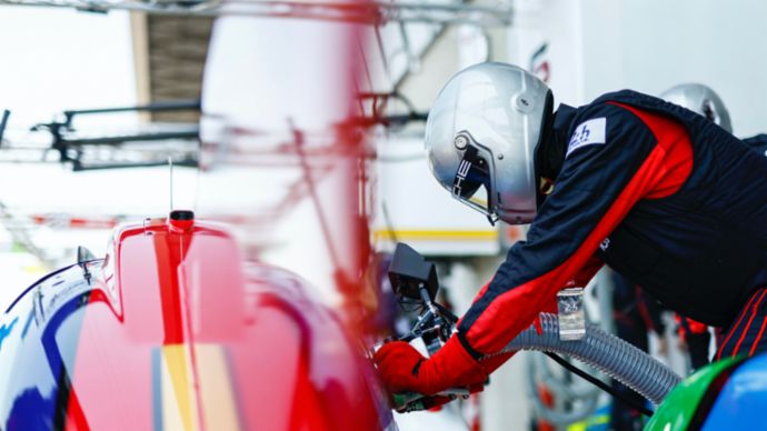Mathieu Jaminet (F), Felipe Nasr (BR), Nick Tandy (UK), Porsche 963, Porsche Penske Motorsport (#75), Circuit de 24 Heures, France, 2023, Porsche AG 