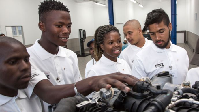 First trainees of the Porsche Training and Recruitment Center South Africa, workshop, Cape Town, 2017, Porsche AG