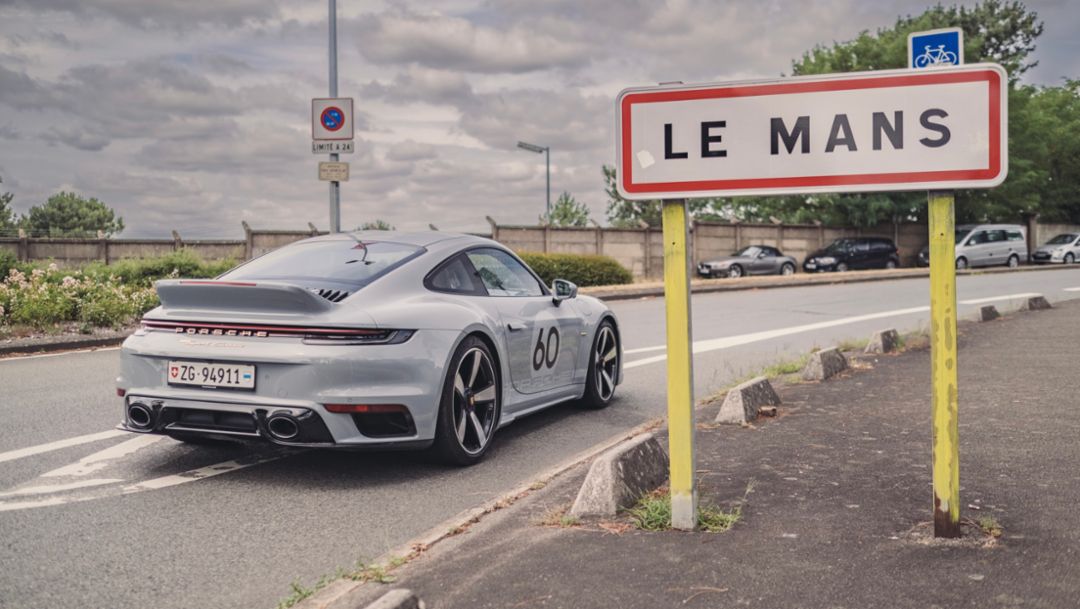Sur les traces de Steve McQueen : direction Le Mans en 911 Sport Classic