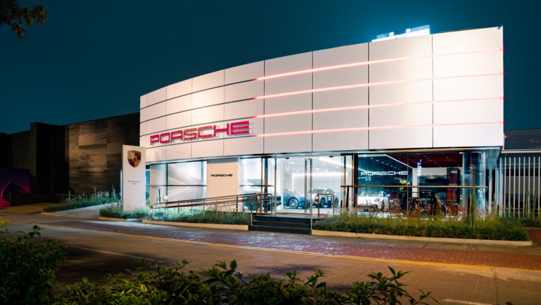 Porsche Center Lima inaugura su renovado showroom bajo el concepto Porsche Destination