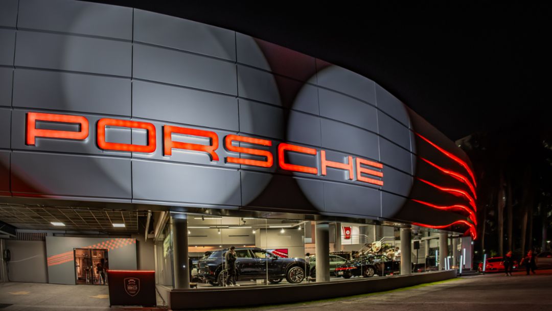 Una experiencia completamente renovada: reabre Porsche Center Panamá bajo el concepto Destination Porsche
