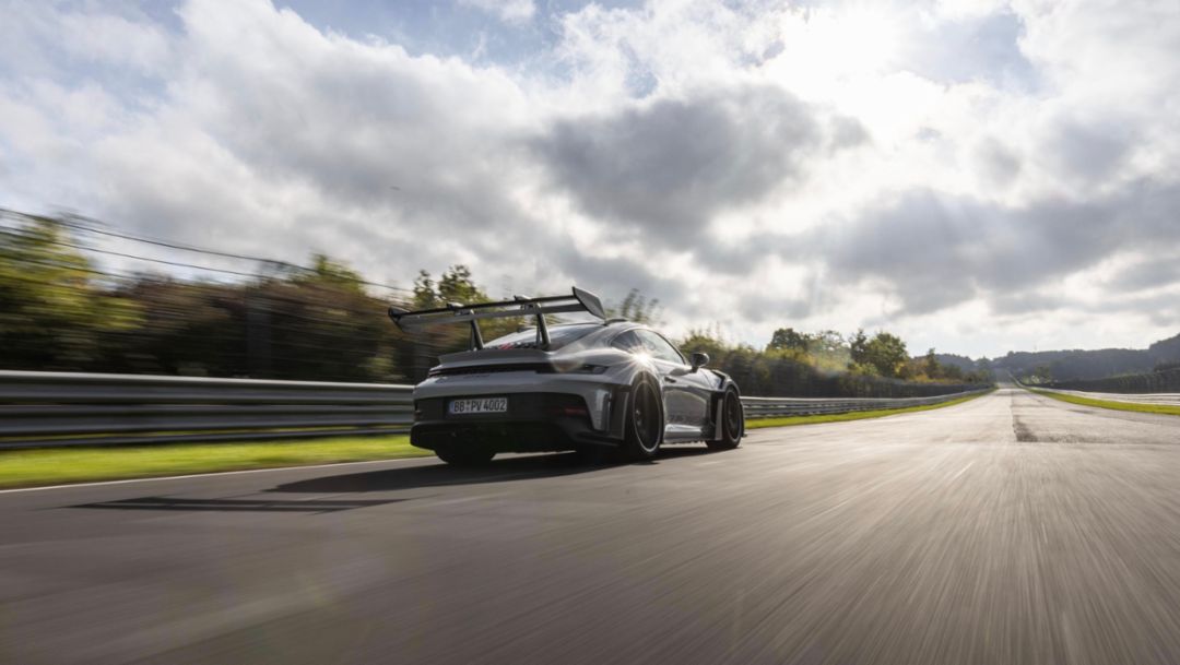 保时捷 911 GT3 RS 以 6:49.328 跑完纽博格林北环赛道