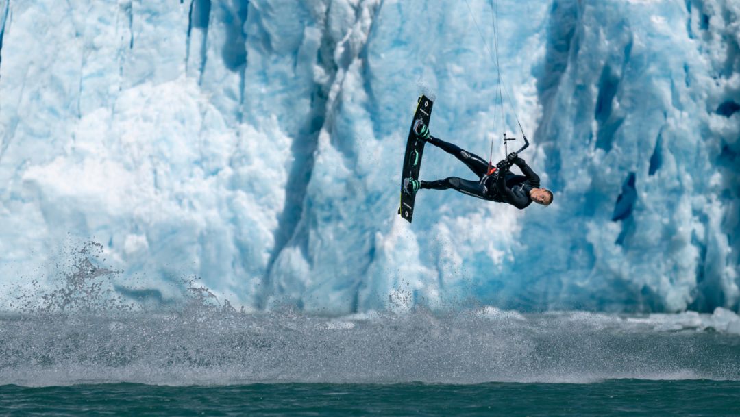 Action scenes: kitesurfers on an adventure tour in Alaska 
