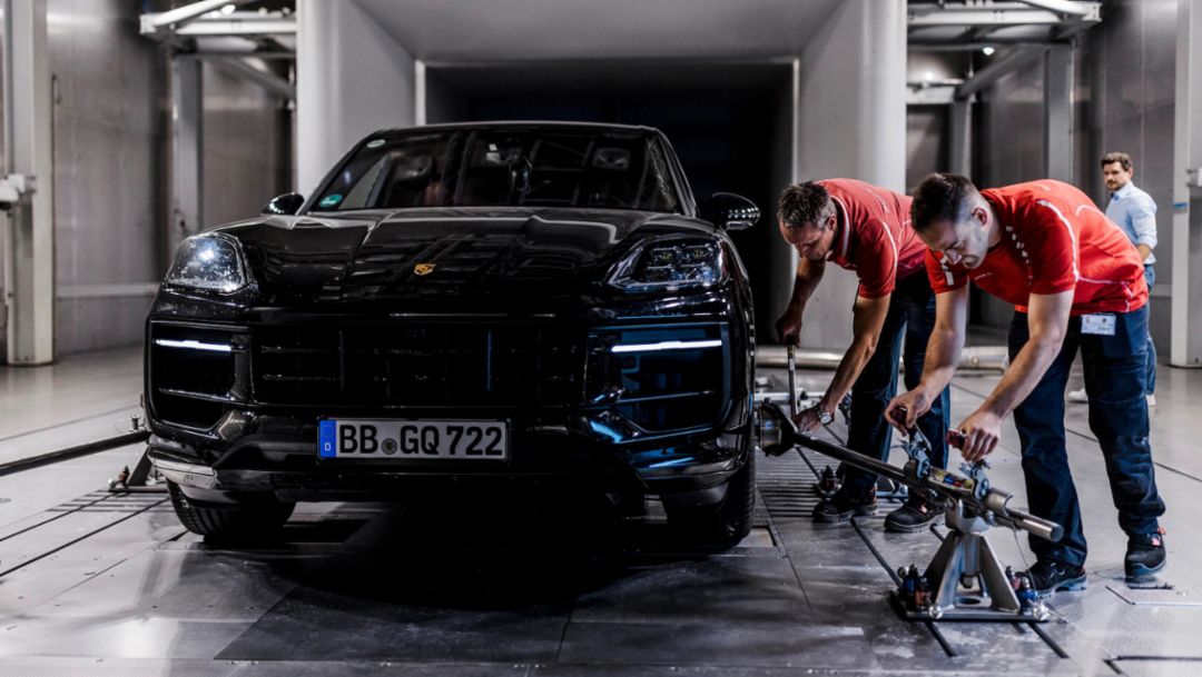 How does the climatic wind tunnel in Weissach work?