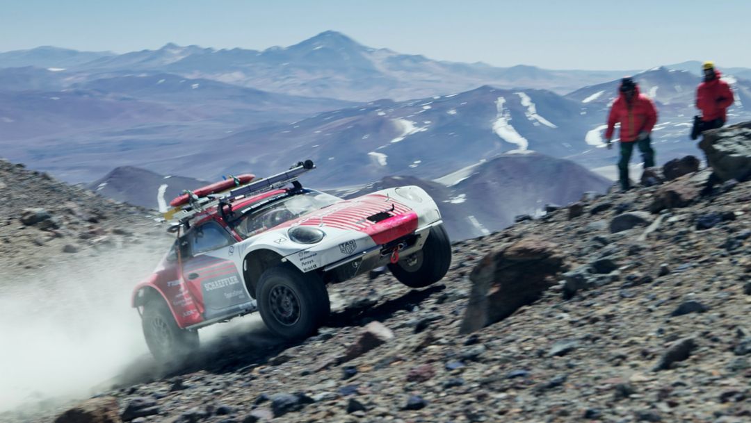 Une Porsche 911 établit un nouveau record d’altitude à 6 734 mètres.