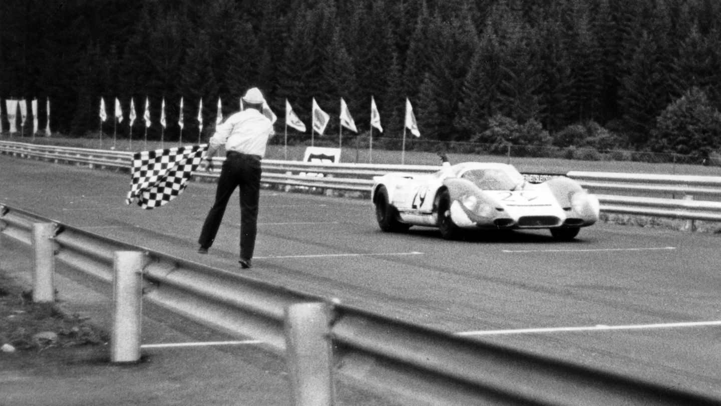Workshop di progettazione del modello di ispirazione "Tribute to Jo Siffert" con Grant Larson, designer (a sinistra) e Philippe Siffert, figlio di Jo Siffert (a destra), 2024, Porsche Schweiz AG