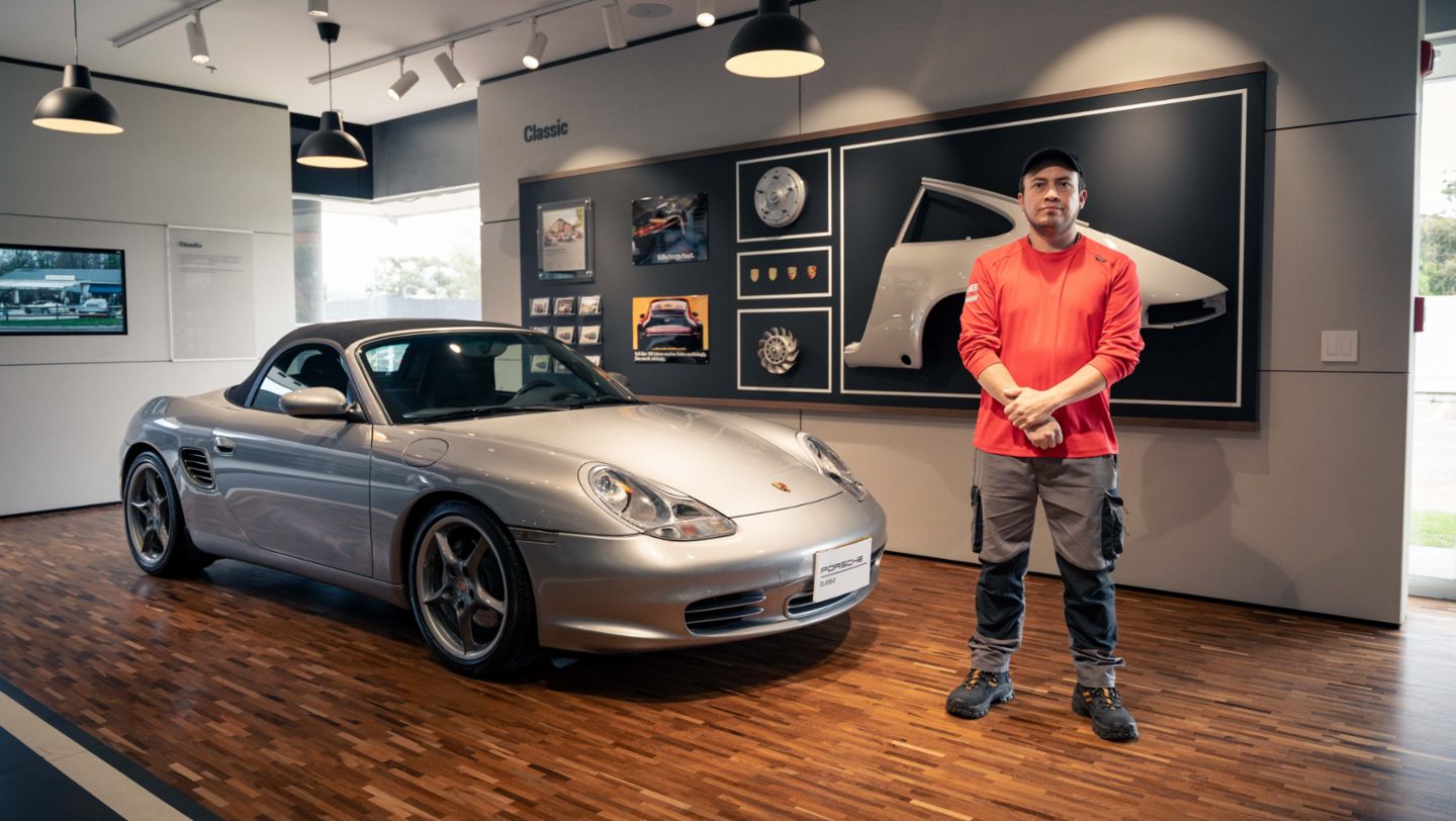  Marco Alexander Díaz Castillo, técnico mecánico de Autoelite, con certificación de oro en Porsche Class. Autoelite, Porsche. Bogotá, Colombia.