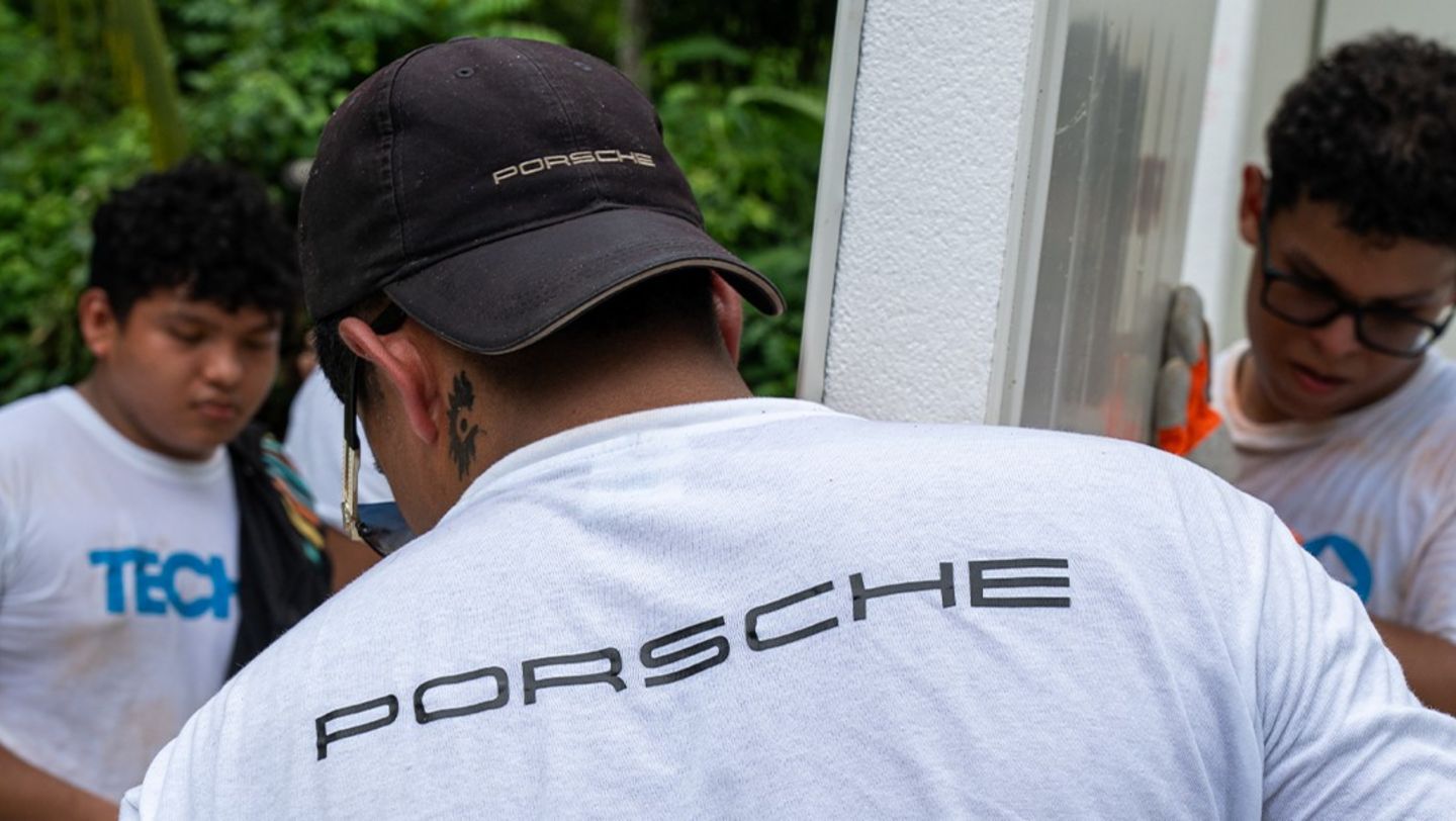 Porsche Panamá celebra una década de alianza con TECHO mediante la construcción de una nueva vivienda.