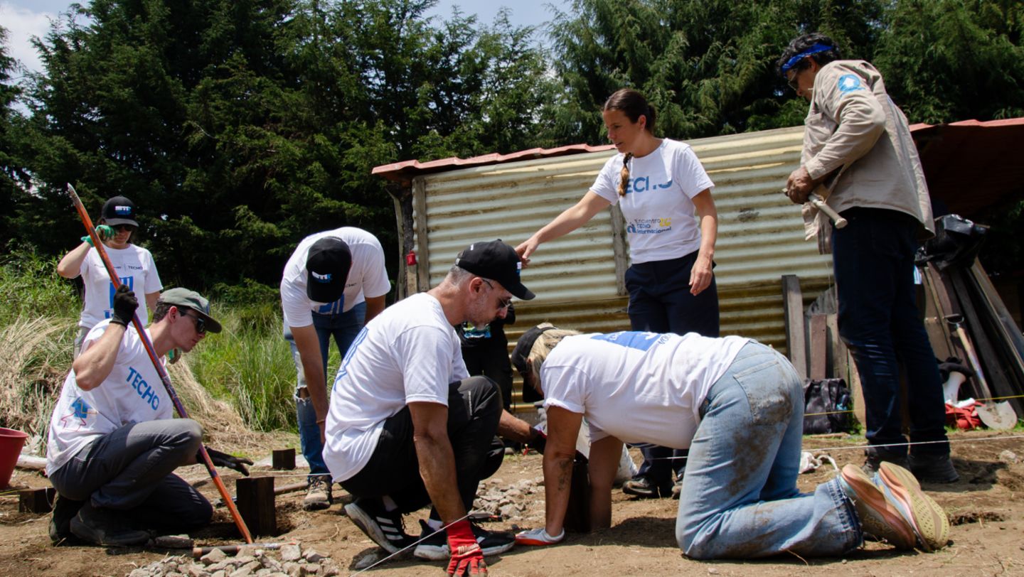 Porsche Latin America y TECHO construyen la Casa No. 911 tras 15 años de alianza
