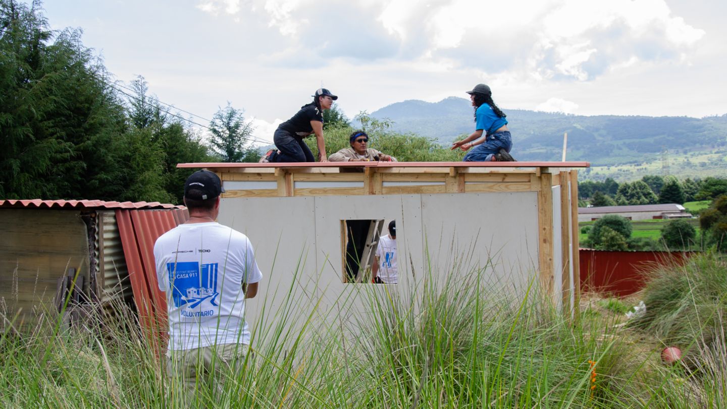 Construcción de la casa 911 por voluntarios de Porsche Latin America y TECHO, Paraje la Quebradora, México, 2026, Porsche AG
