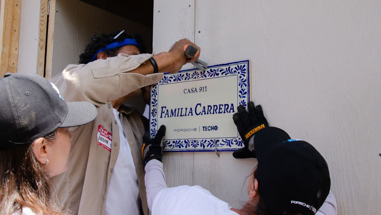 Placa conmemorativa de la casa 911 construida por voluntarios de Porsche Latin America y TECHO, Paraje la Quebradora, México, 2026, Porsche AG