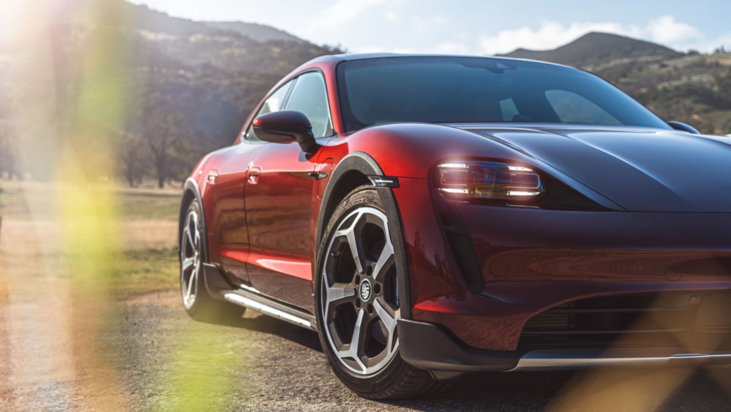 2021 Taycan 4 Cross Turismo, Cherry Red, 2021, PCNA