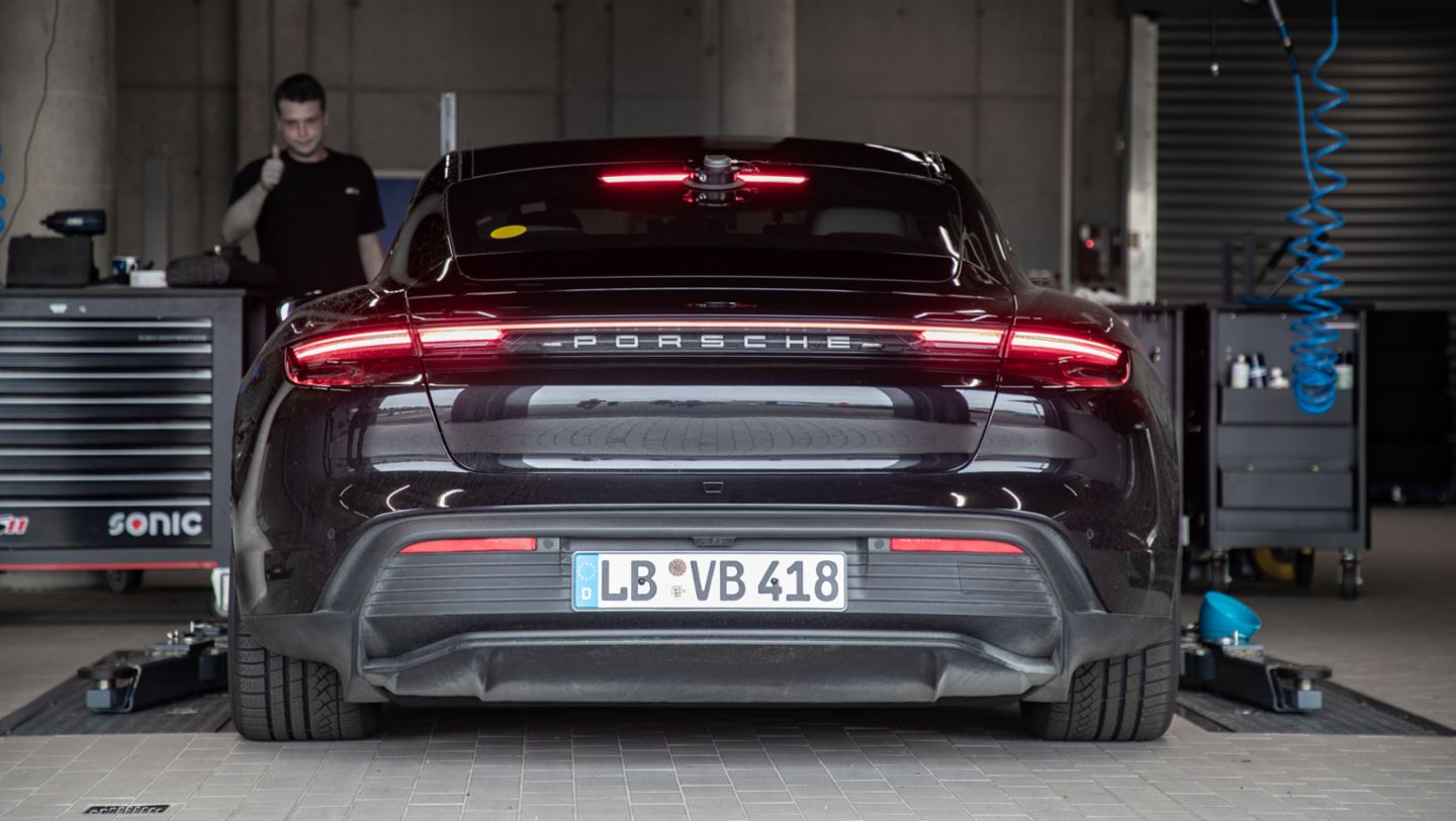 Taycan drift record, Porsche Experience Centre (PEC) Hockenheimring, 2020, Porsche AG