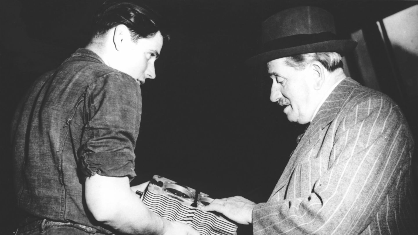 Herbert Linge, Ferdinand Porsche, l-r, 1949, Porsche AG