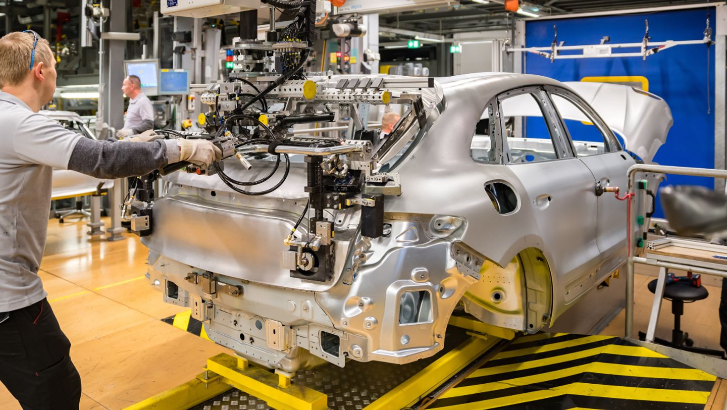 Anbringen Heckklappe, Karosseriebau Macan, Leipzig, 2019, Porsche Leipzig GmbH