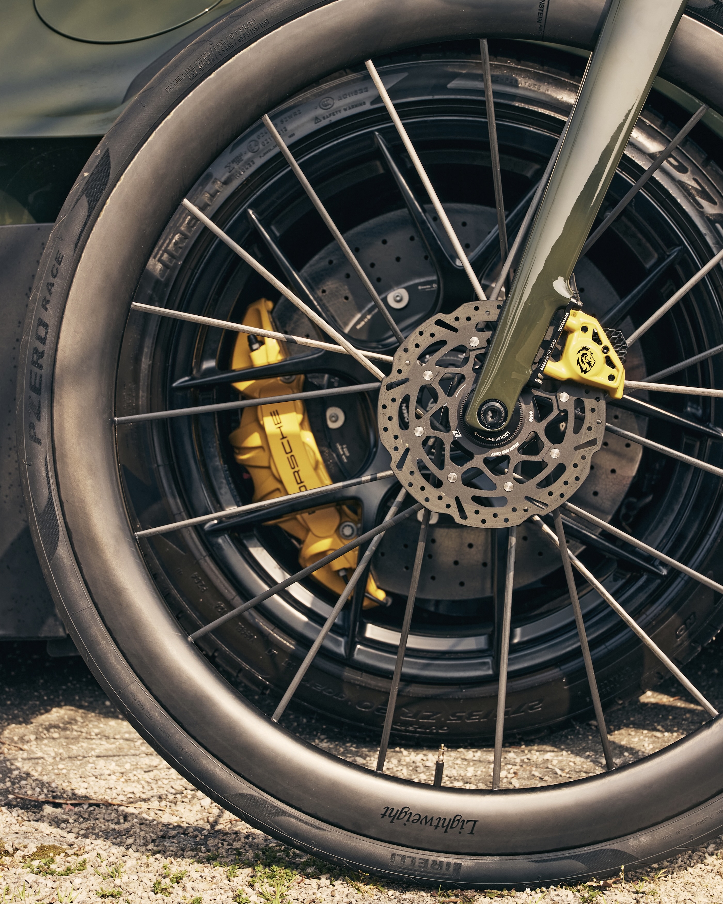 Fahrradreifen und Felge, 2026, Porsche Schweiz AG